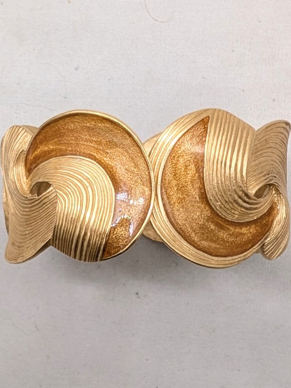 Vintage 1986 Signed Trifari Goldtone & Brown Enamel Cuff Bracelet - Picture 4 of 12